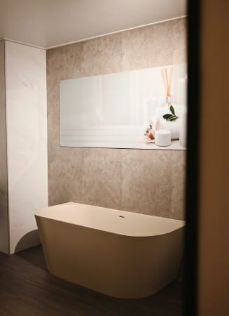 warm minimalisme badkamer